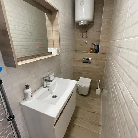 Lazar アパート トレビニエ